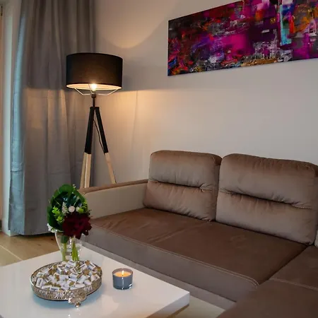 Maya's Flats & - River View Apartment