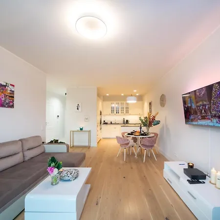 Maya's Flats & - River View Apartment